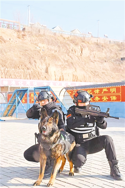     警犬雷克和訓導員臘宏偉（左）。