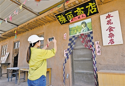     游客在電視劇《山海情》的取景地拍照留念。