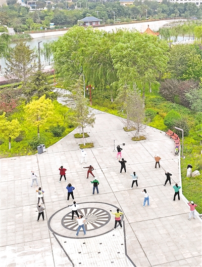     清水河流過固原市原州區，河道兩岸生態優美，成為市民的休閑場所。